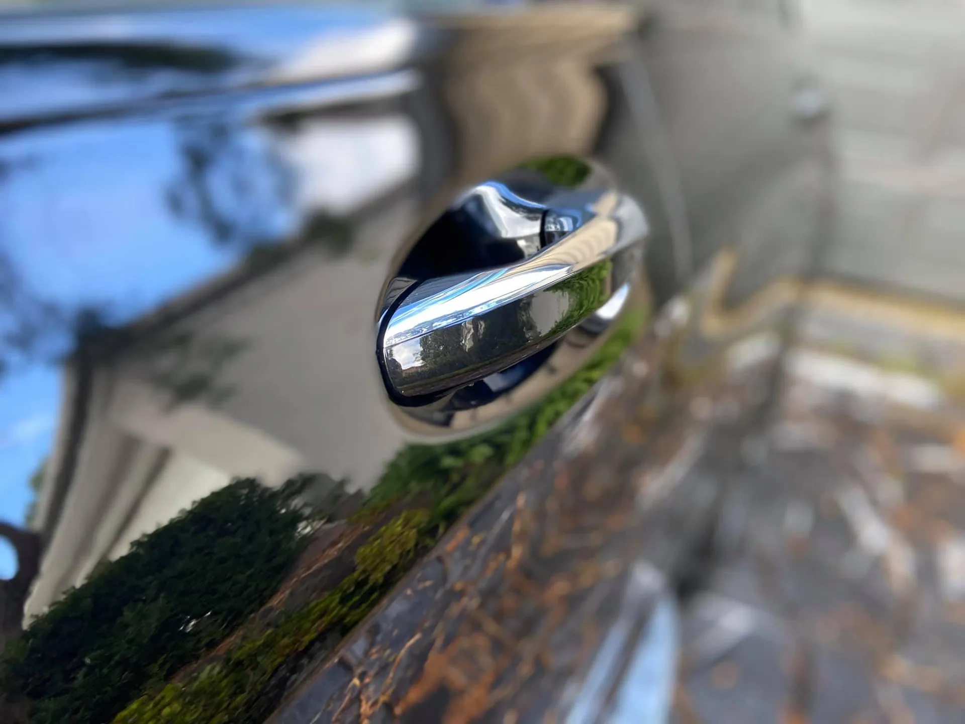 Contamination around a door handle before treatment